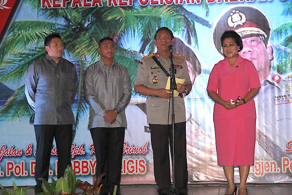 Brig. Gen. Jimmy Palmer Sinaga, installed as new chief of police in North Sulawesi province, Indonesia on January 14, pictured giving a speech with his wife and two sons. (photo by Bryan Sumendap)
